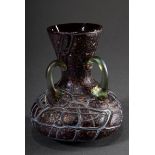 Kleine Jugendstil Vase mit drei hellgrünen Henkeln sowie Krösel- und Fadenaufschmelzungen in Metall