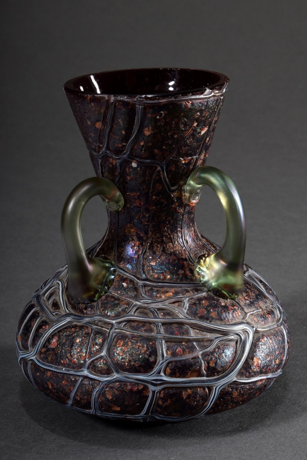 Kleine Jugendstil Vase mit drei hellgrünen Henkeln sowie Krösel- und Fadenaufschmelzungen in Metall