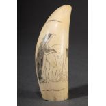 Scrimshaw „Wäscherin mit Pinguin“, Walzahn mit geschwärztem Ritzdekor mit Pinguin und nackter Frau,