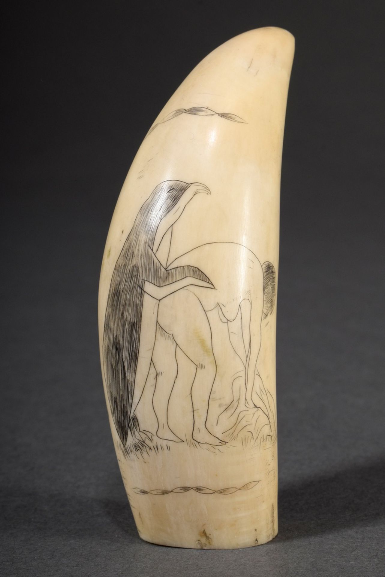 Scrimshaw „Wäscherin mit Pinguin“, Walzahn mit geschwärztem Ritzdekor mit Pinguin und nackter Frau,