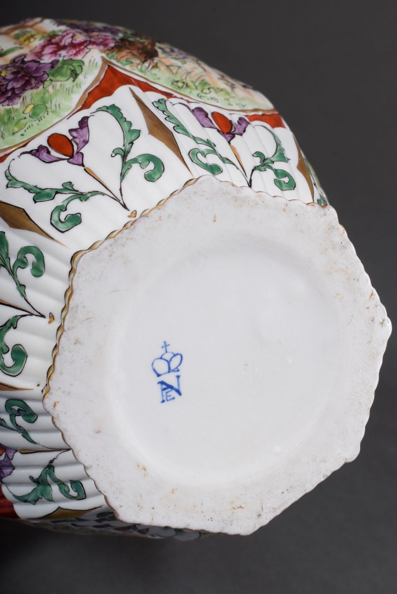 Thüringer Porzellan Deckelvase mit polychromer Bemalung im asiatischen Stil "Papagei und Pfau in La - Bild 8 aus 9
