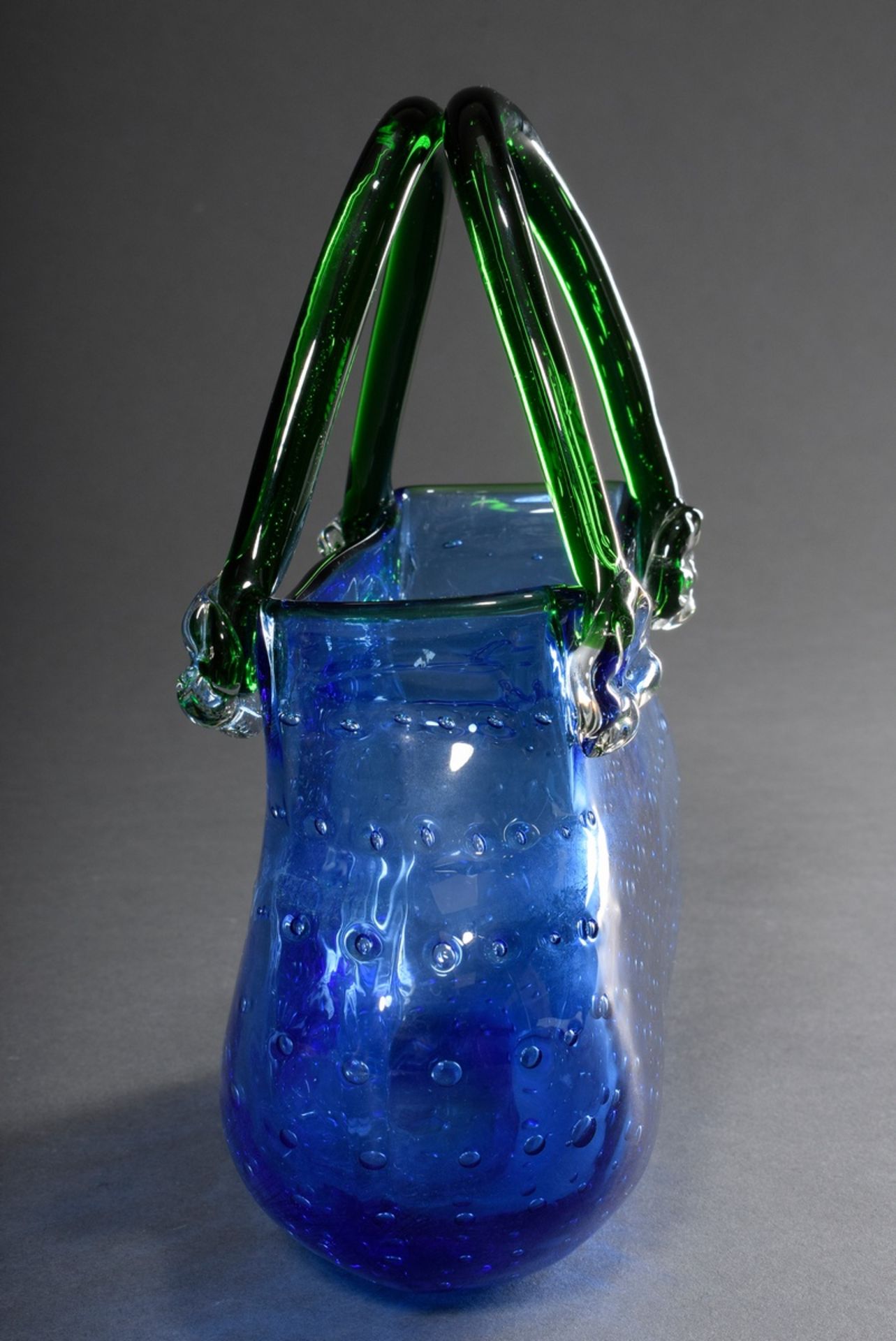 Blaue Murano Glas "Handtasche" mit grünen Henkeln und eingestochenen Luftblasendekor, unsign., H. 2 - Bild 2 aus 3