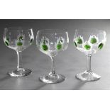 3 Jugendstil Gläser mit feinem vegetabilem Schliffdekor und aufgeschmolzenen grünen Punkten auf fac