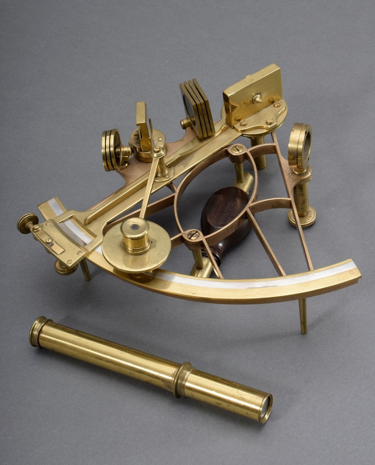 Alter Marine-Sextant in Holzkasten, Messing, 19.Jh., Signatur stark berieben, H. ca 24cm, 14x26x29c - Bild 3 aus 8