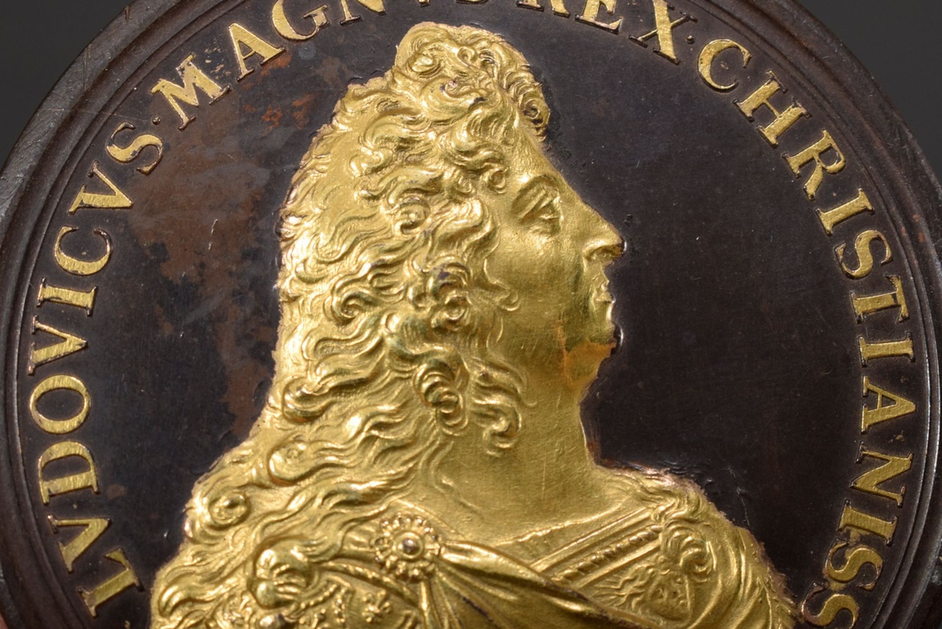 Vergoldete Bronze Medaille "LVDOVICVS MAGNVS REX CHRISTIANISS", verso "AETERNITAS IMPERII GALL", mo - Bild 4 aus 4