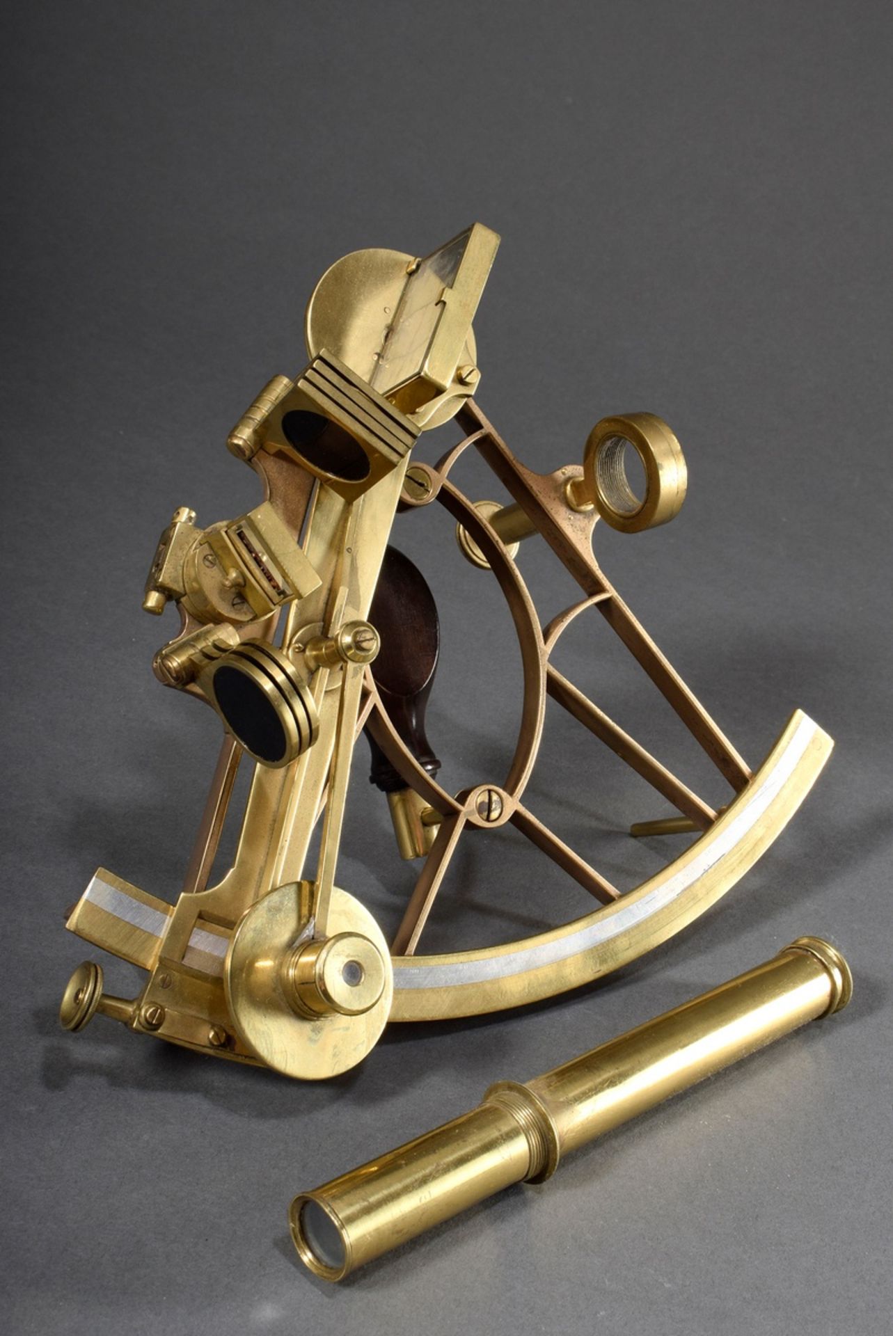 Alter Marine-Sextant in Holzkasten, Messing, 19.Jh., Signatur stark berieben, H. ca 24cm, 14x26x29c