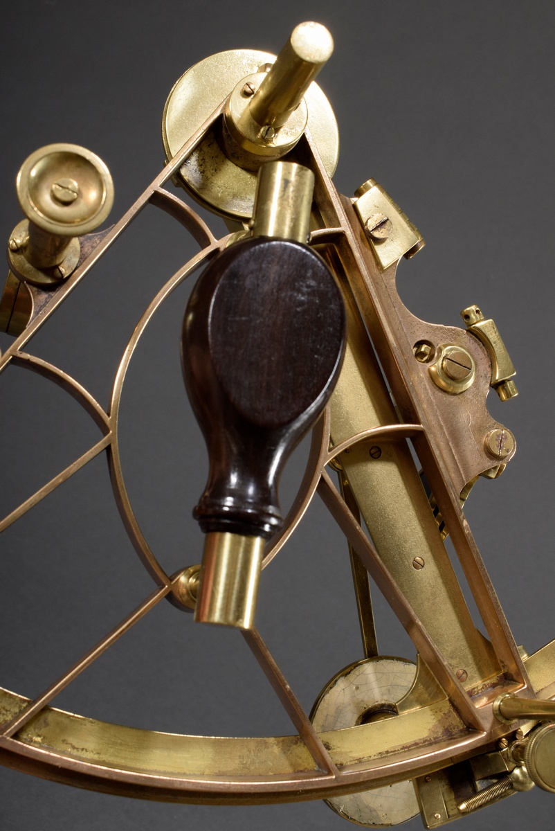 Old marine sextant in wooden case, brass, 19th c., signature strongly rubbed, h. ca 24cm, 14x26x29c - Image 8 of 8