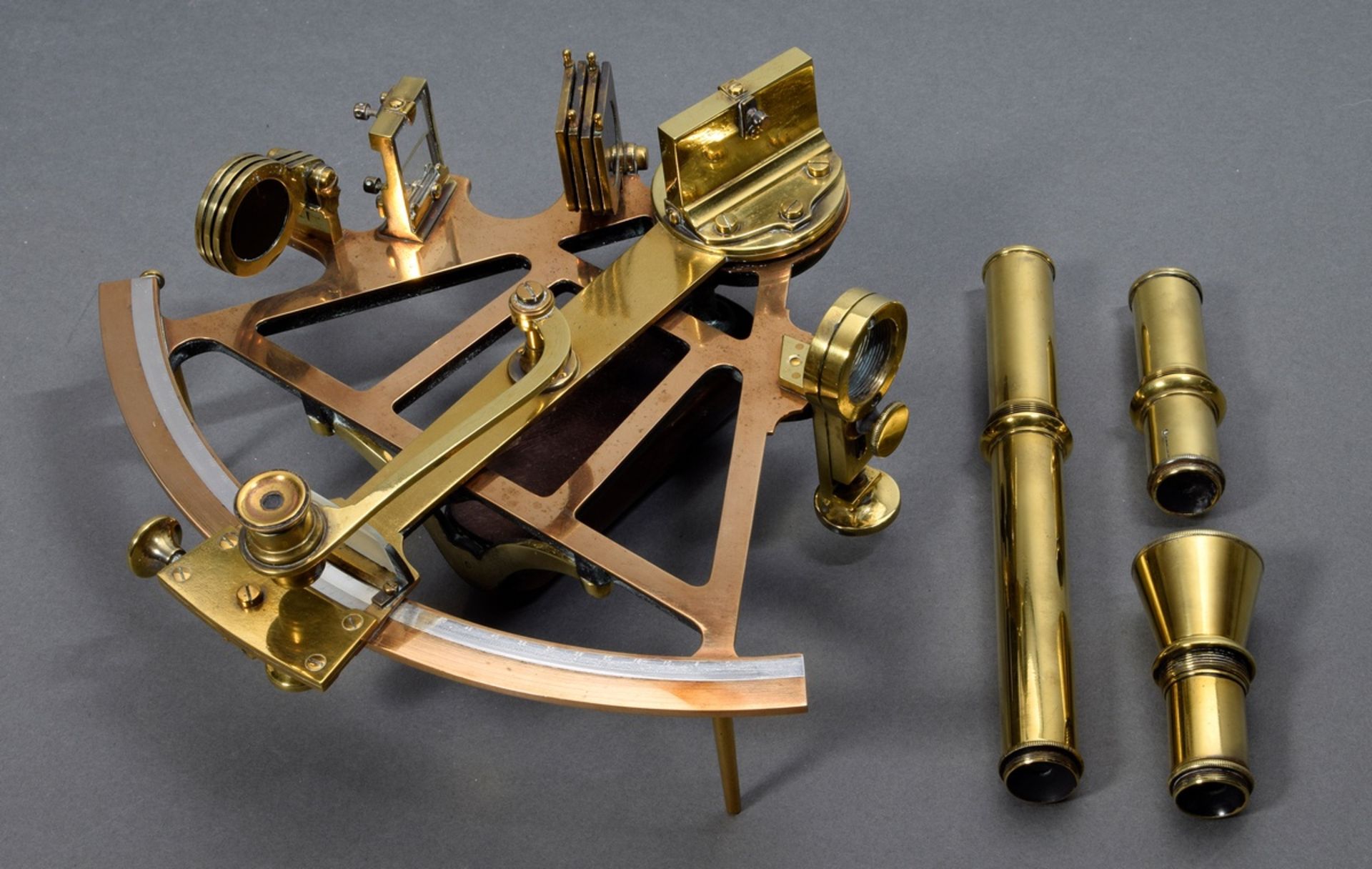 Messing Sextant C. Plath/Hbg., Nr. 3098, um 1900, in Original Holzkasten, mit alter Reinigungsrechn