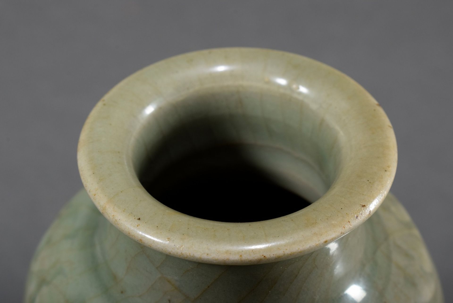 Small Longquan vase with incised decoration and celadon glaze and craquelée, Ming Dynasty, 16th cen - Image 3 of 4