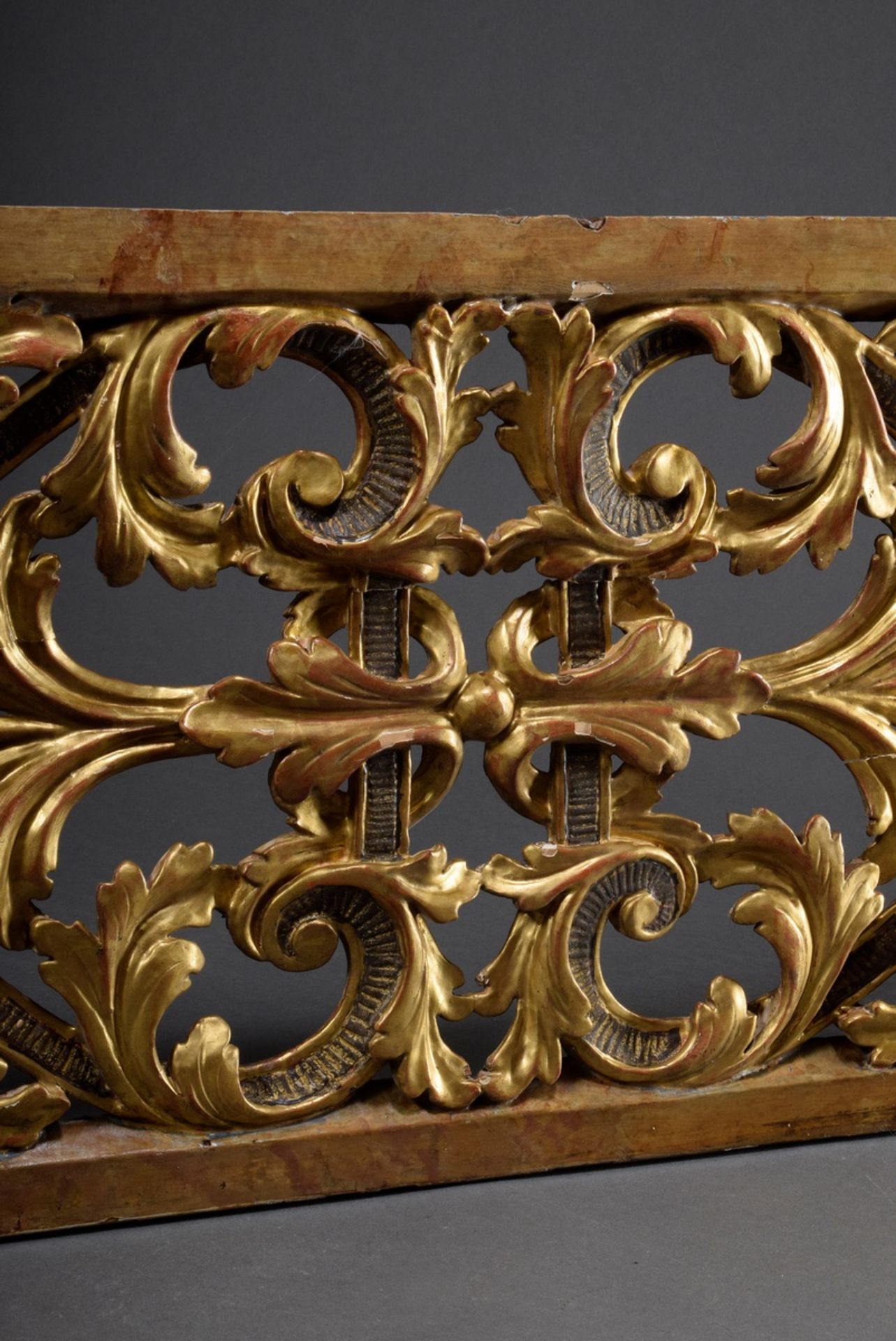 Rechteckige Gitterschnitzerei mit Blattvoluten und Streifenbändern, Holz vergoldet, 101,5x37cm, Spa - Bild 2 aus 4