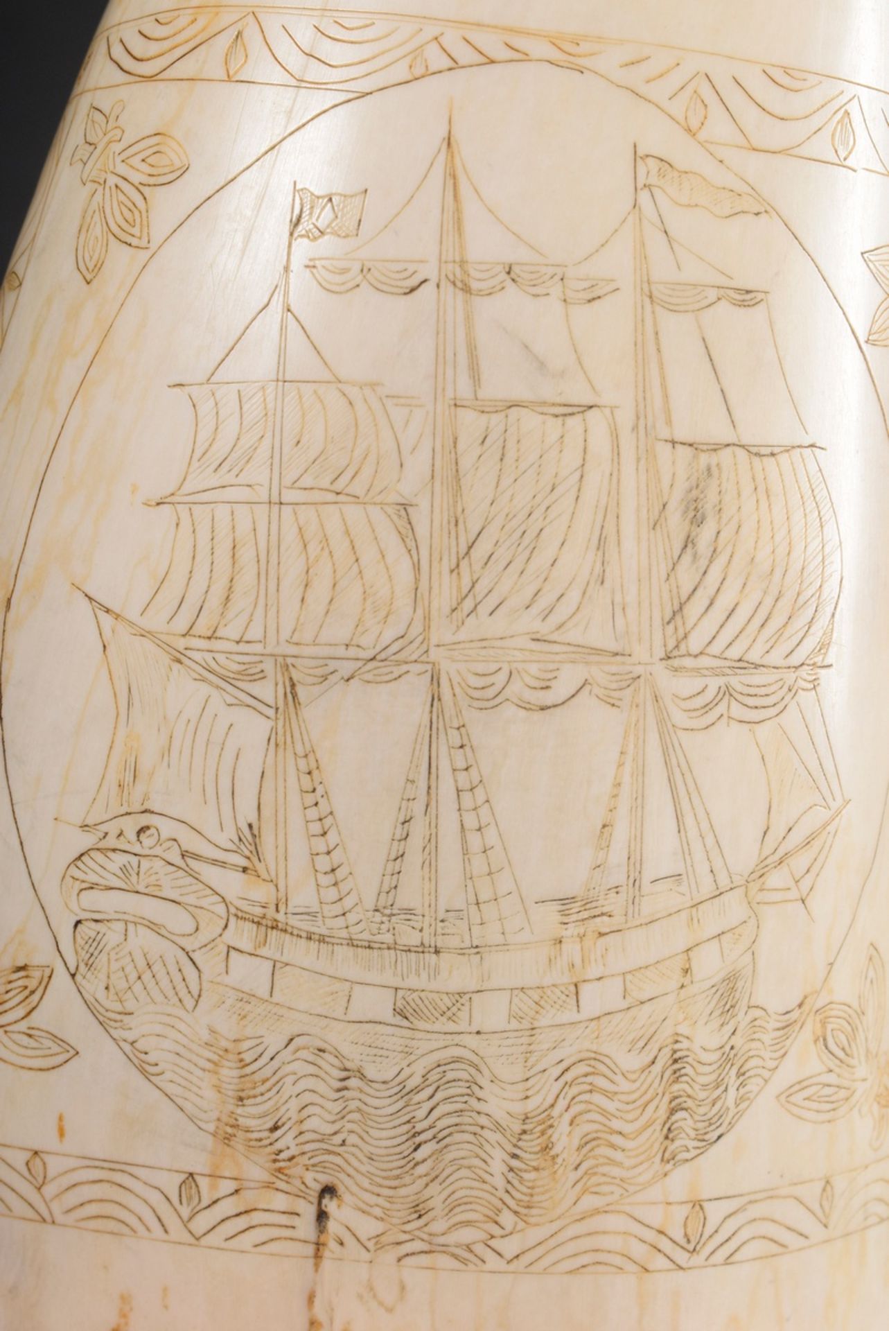 Scrimshaw „3-Master 1825“, Walzahn mit gefärbtem Ritzdekor „3-Master im Schmuckrahmen und Kreuz mit - Bild 3 aus 5