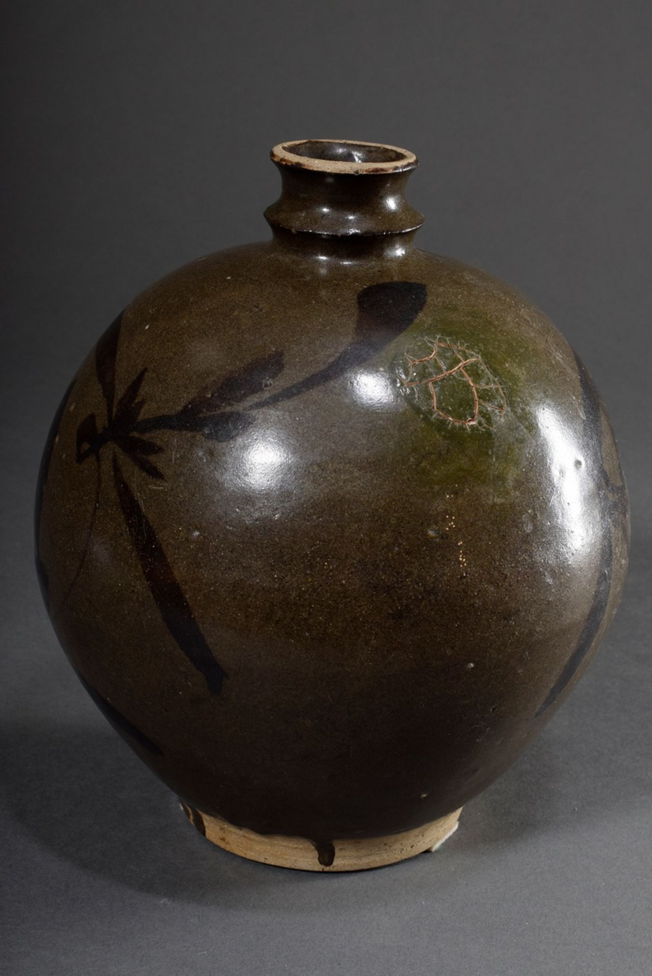 Stoneware spherical vase with dark green iron glaze and abstracted floral decoration, Song style, C - Image 3 of 5