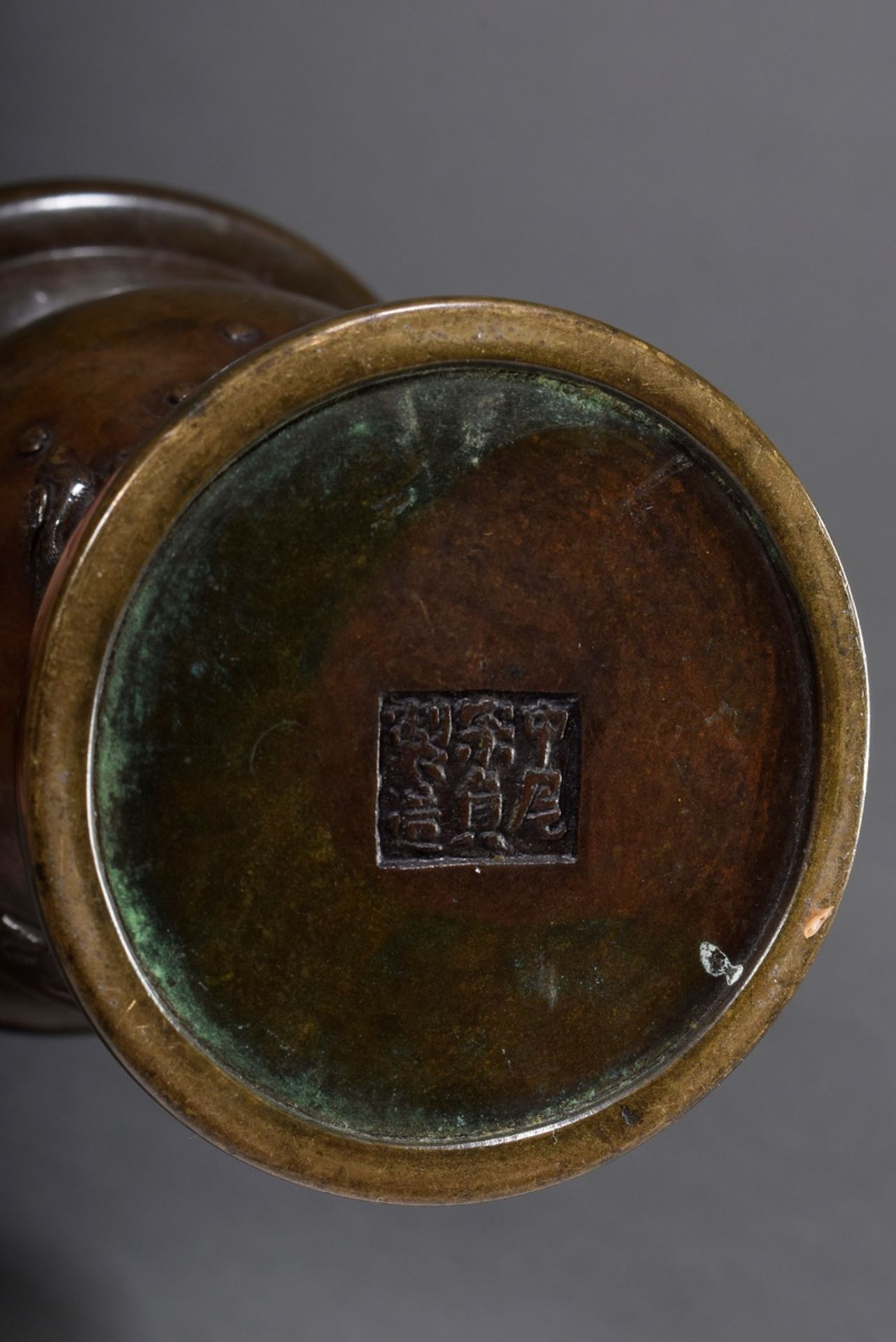 Kleine japanische Bronze Vase mit Reliefdekor "Chidori über Wellen" und zoomorphen Handhaben, um 19 - Bild 4 aus 8