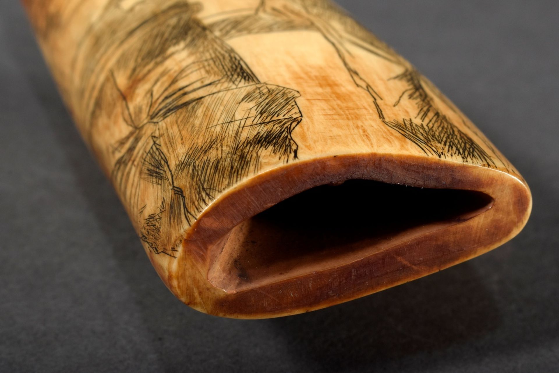 Scrimshaw „Drei Walfänger“, Walzahn mit geschwärztem Ritzdekor, 14,5cm, 300g - Bild 7 aus 7