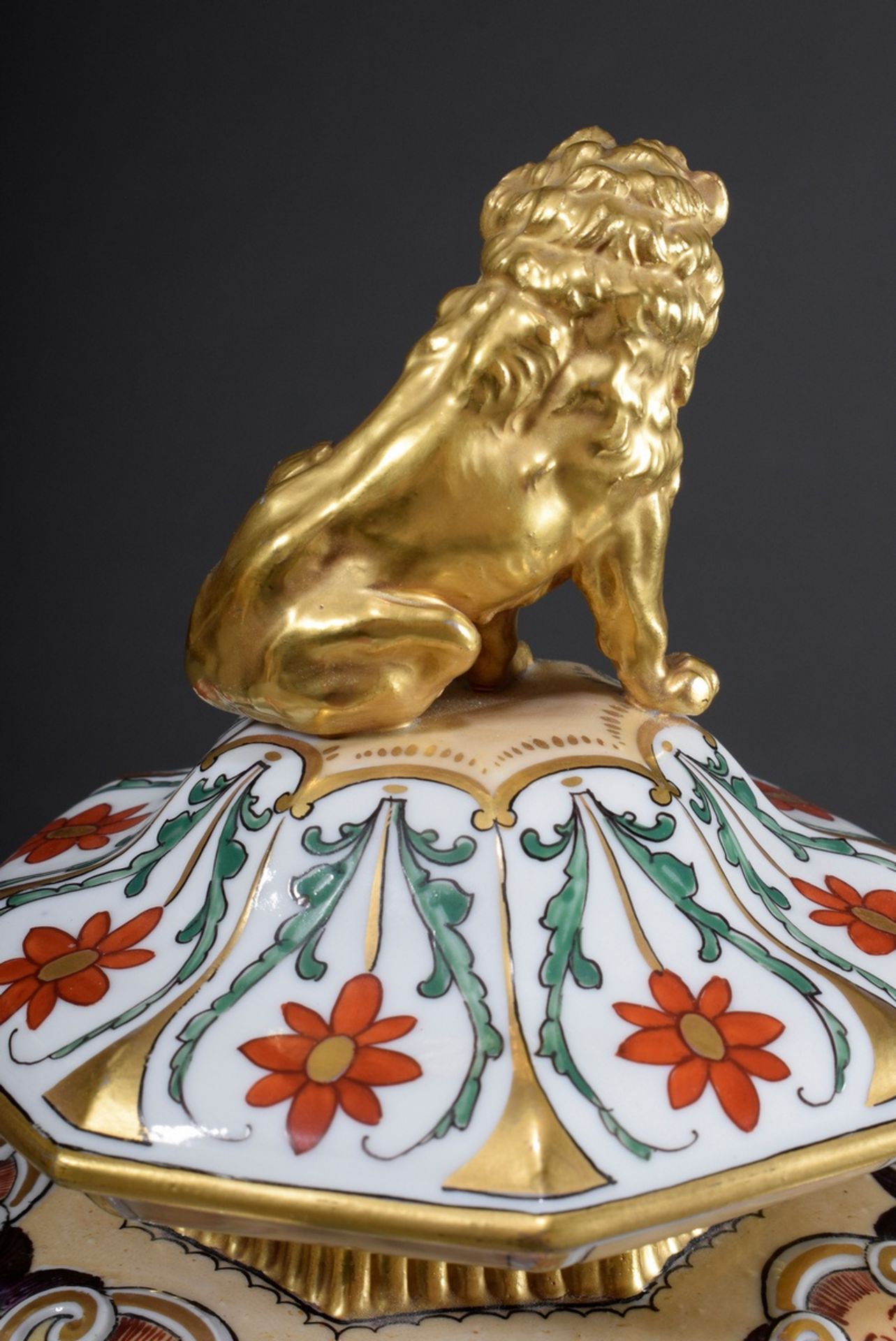 Thüringer Porzellan Deckelvase mit polychromer Bemalung im asiatischen Stil "Papagei und Pfau in La - Bild 6 aus 9