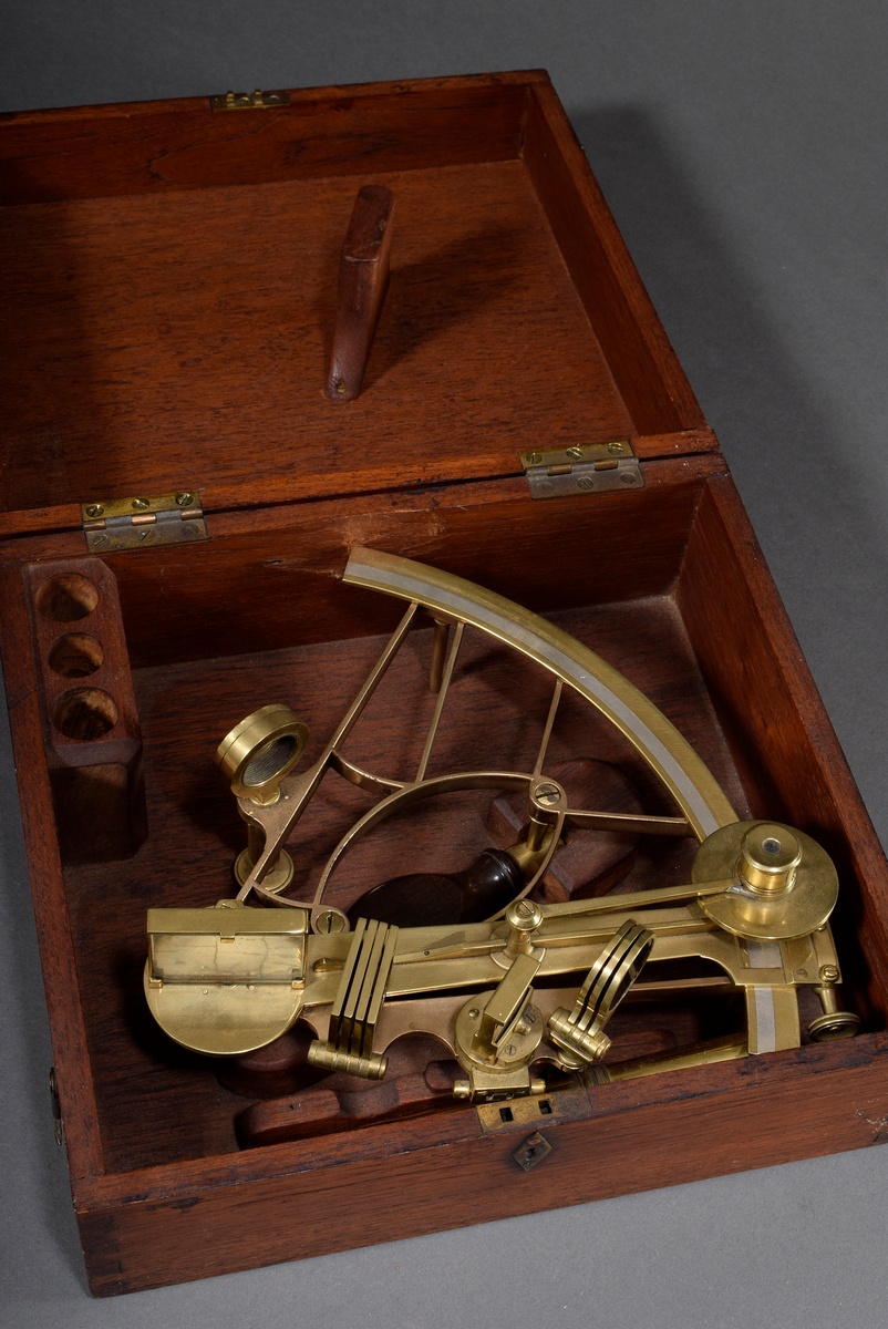 Old marine sextant in wooden case, brass, 19th c., signature strongly rubbed, h. ca 24cm, 14x26x29c - Image 2 of 8