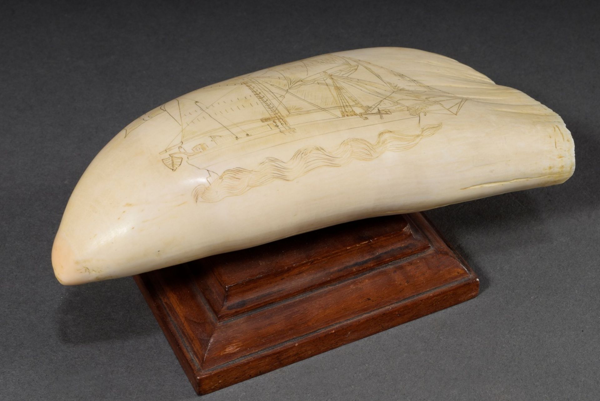 Scrimshaw „2-Master“ auf Holzsockel montiert, Walzahn mit geschwärztem Ritzdekor „Schiff auf See“, 