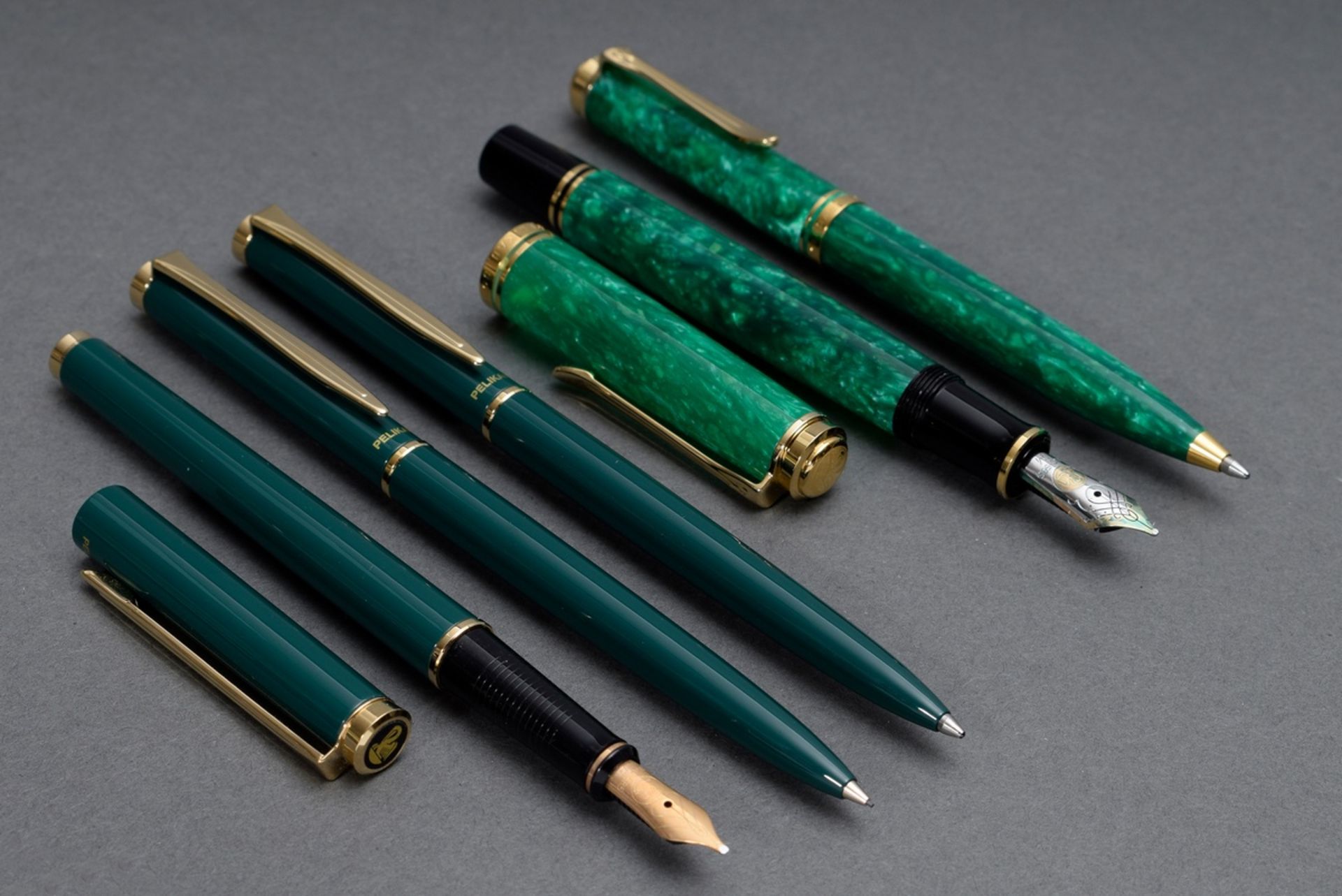5 Diverse grüne Pelikan Schreibgeräte, u.a. „Souverän“: 2 Füllfederhalter mit GG/WG 585 Feder, 2 Ku