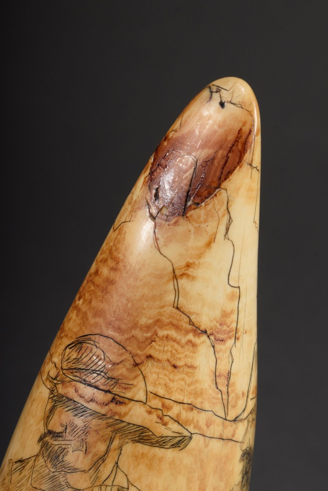 Scrimshaw „Drei Walfänger“, Walzahn mit geschwärztem Ritzdekor, 14,5cm, 300g - Bild 5 aus 7