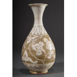 Punch'ong Steingut Vase mit Sgraffito Dekor "Päonien Ranken", Korea, H. 31cm, Glasurdefekt am Hals,