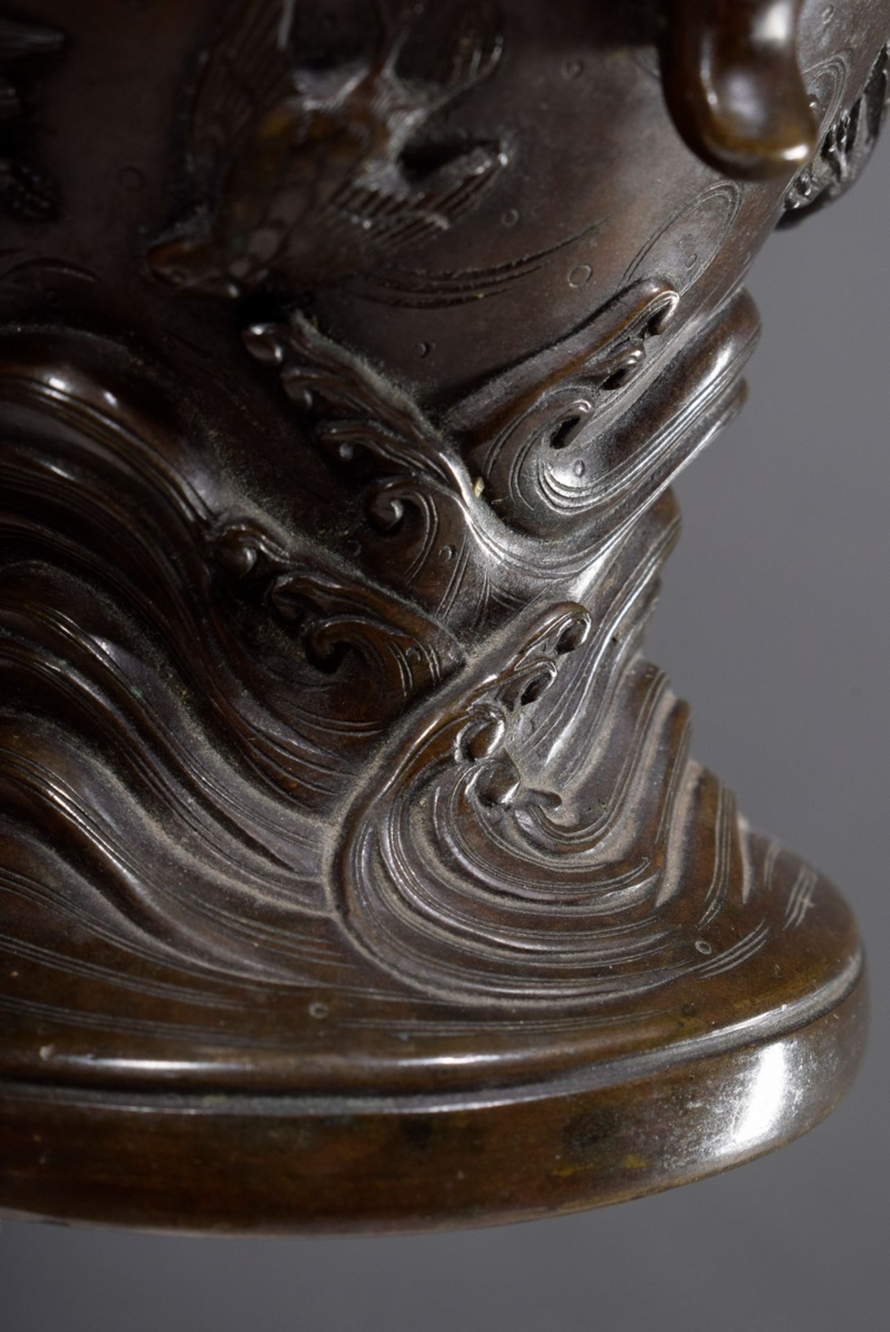 Kleine japanische Bronze Vase mit Reliefdekor "Chidori über Wellen" und zoomorphen Handhaben, um 19 - Bild 3 aus 8