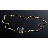 Modernes Collier mit Smaragdkristall (ca. 9.06ct), Diamanten im Halbmond- und Brillantschliff (0.41