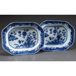 Paar tief geformte oktogonale Platten mit feinem Blaumalereidekor "Garten mit Rebhuhn und Heuschrec