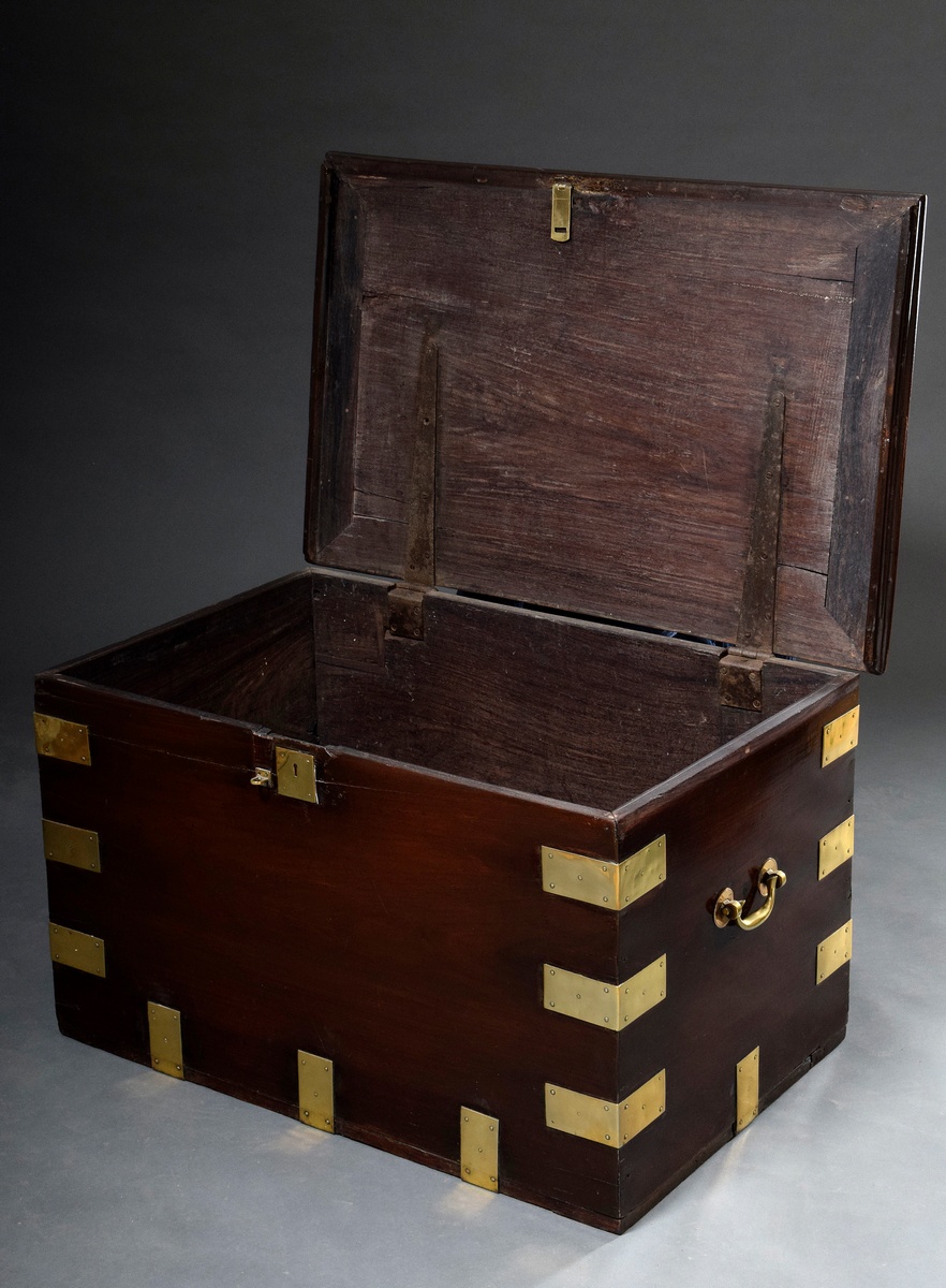 Mahogany sea chest with brass fittings and fine patina, 19th c., 55x91x62cm, lock missing, signs of - Image 2 of 5