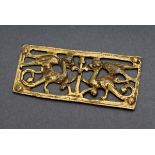 Kleiner gotischer Bronze Beschlag mit Durchbruchdekor "Fabelwesen zwischen Ranken", vergoldet, 3x8,