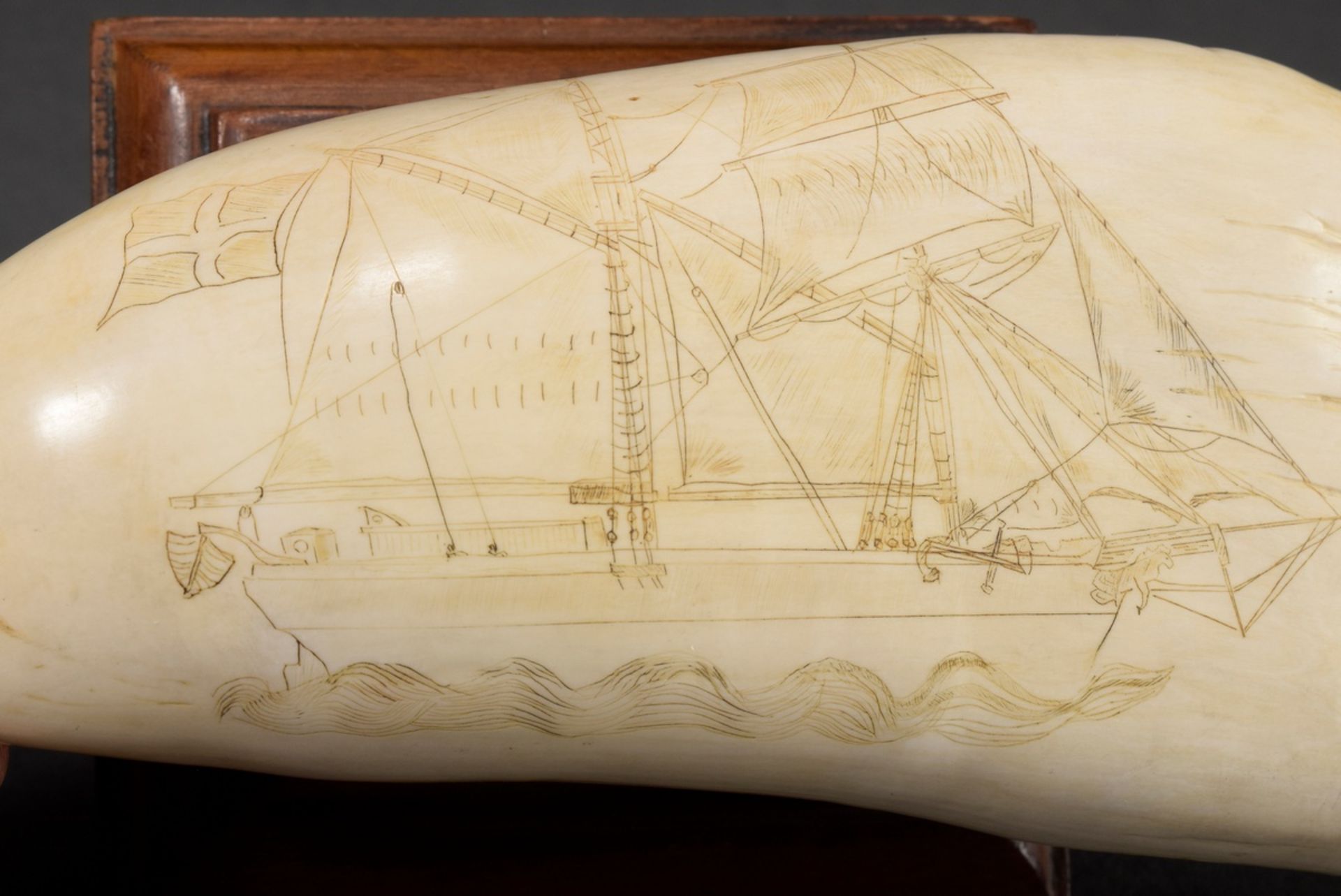 Scrimshaw „2-Master“ auf Holzsockel montiert, Walzahn mit geschwärztem Ritzdekor „Schiff auf See“,  - Bild 4 aus 4