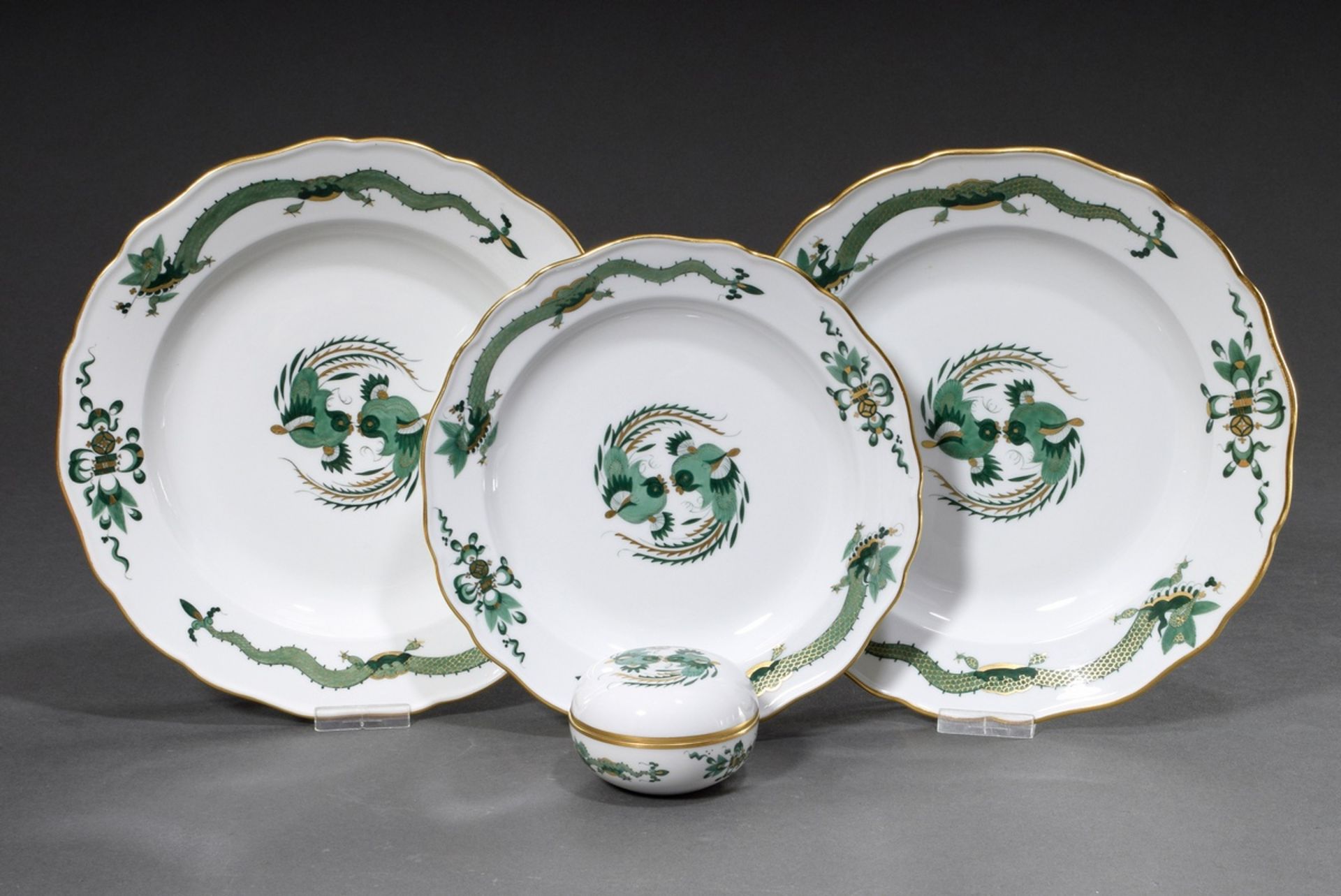 4 Various pieces Meissen "Rich green dragon" with gold rim, 20th century: 3 plates (Ø 21/25cm) and 