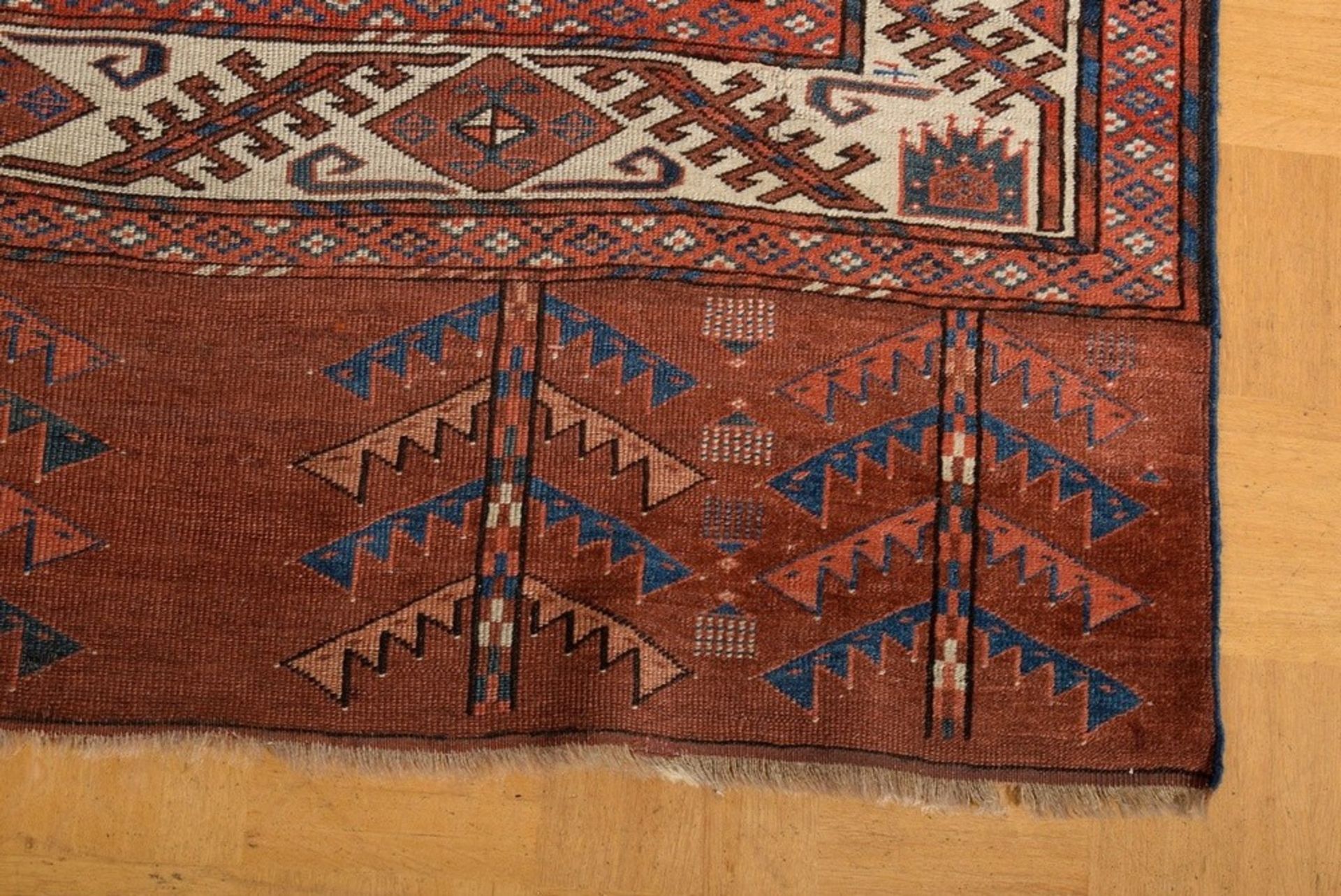 Yomut Dyrnak main carpet with a field design of Dyrnak güls in various versions, white-ground main  - Image 3 of 7