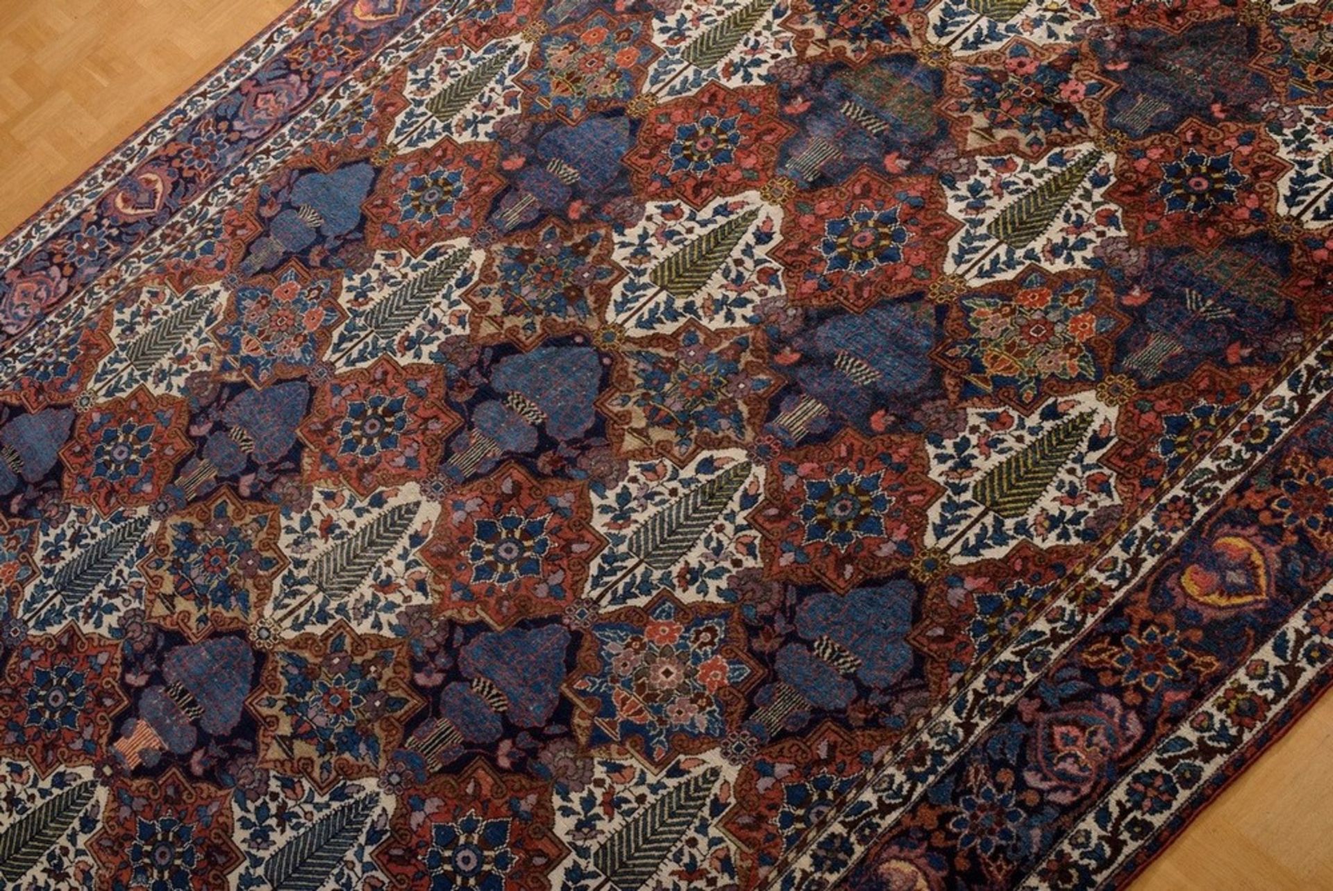 Großer Bachtiari Teppich mit floralem Rapportmuster aus Feldern in unterschiedlichen Grundfarben, d - Bild 2 aus 7