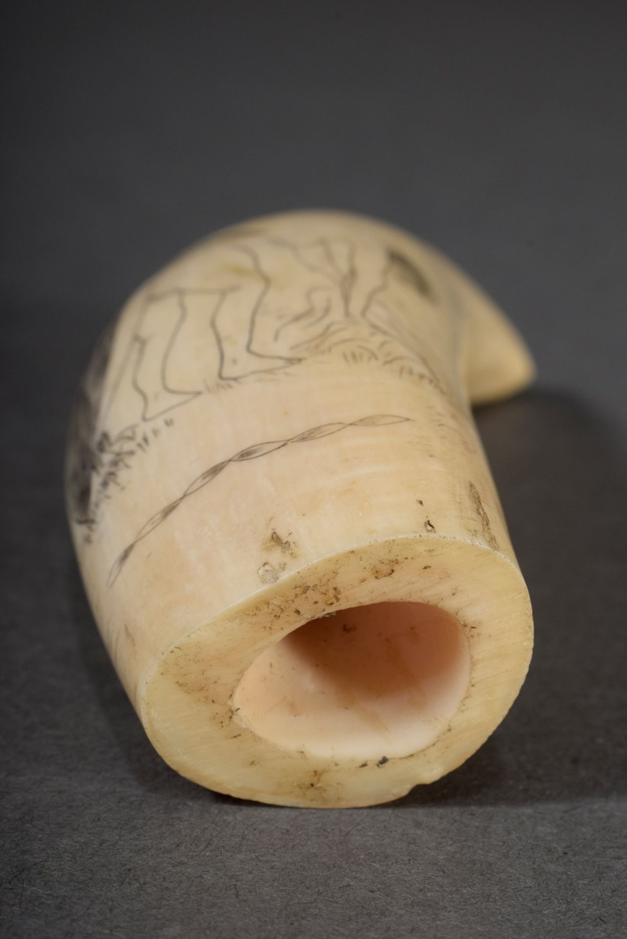 Scrimshaw „Wäscherin mit Pinguin“, Walzahn mit geschwärztem Ritzdekor mit Pinguin und nackter Frau, - Bild 3 aus 3