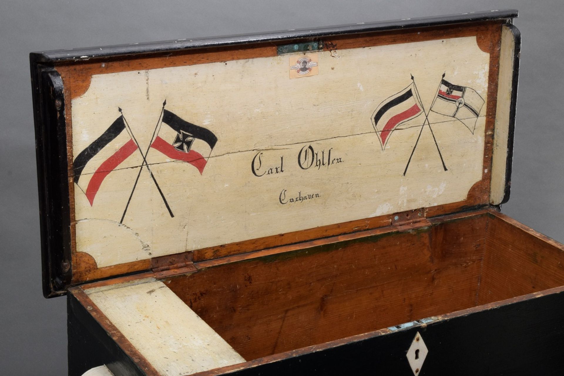 Seekiste von Carl Ohlsen aus Cuxhaven, dat. 1890, Holz/Segeltuch, bemalt mit Flaggen der Kaiserzeit - Bild 5 aus 7