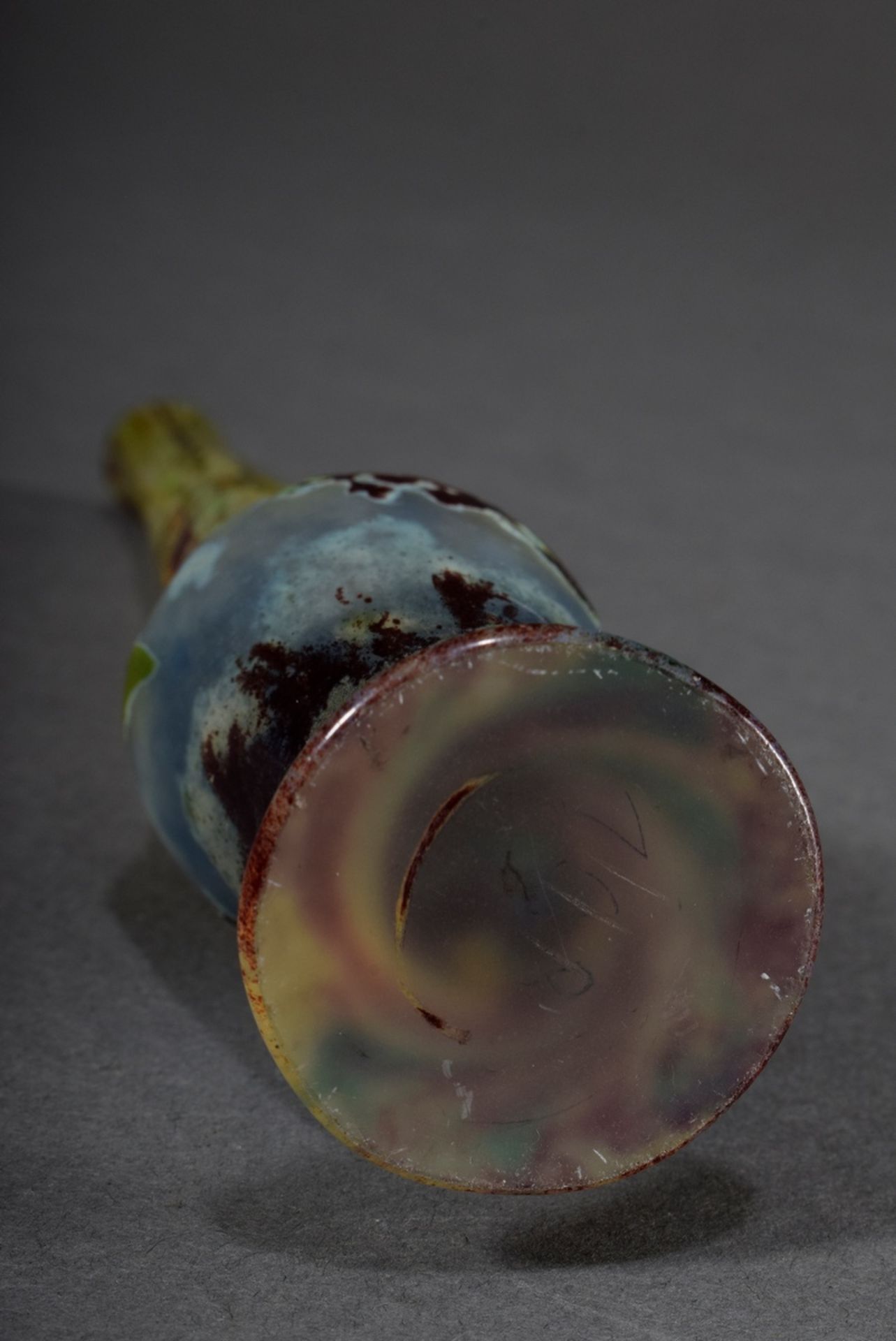 Schlanke Daum Nancy Vase mit geätztem Überfang "Vigne vierge" auf Fuß, farbloses Glas mit braungrün - Bild 2 aus 3
