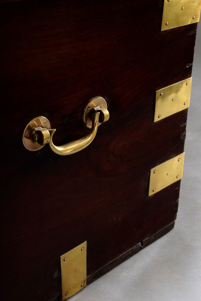 Mahogany sea chest with brass fittings and fine patina, 19th c., 55x91x62cm, lock missing, signs of - Image 5 of 5