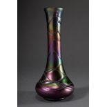 Hohe Jugendstil Vase aus violett irisierendem Glas mit Fadenaufschmelzungen in Keulenform, Böhmen u