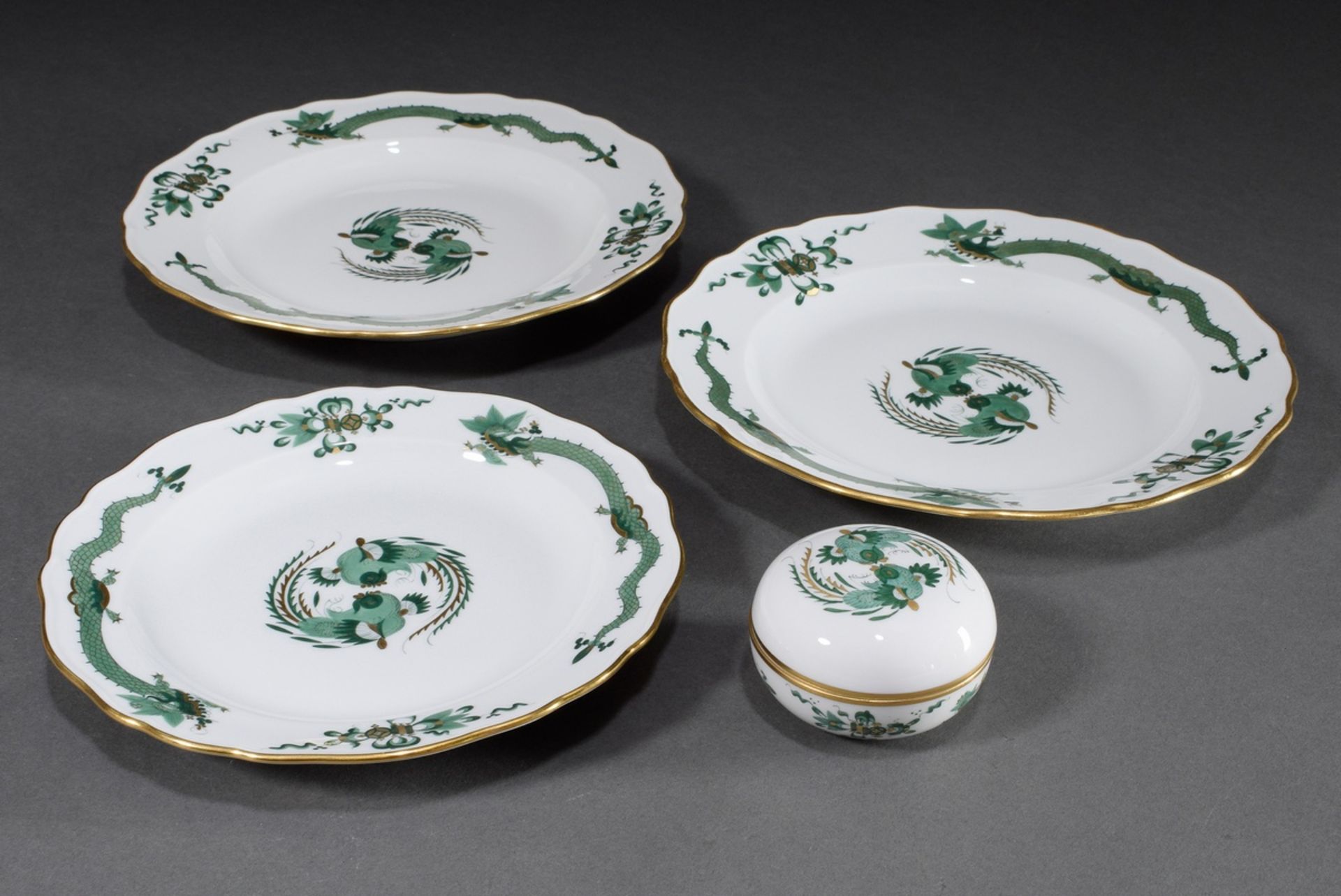 4 Various pieces Meissen "Rich green dragon" with gold rim, 20th century: 3 plates (Ø 21/25cm) and  - Image 2 of 3
