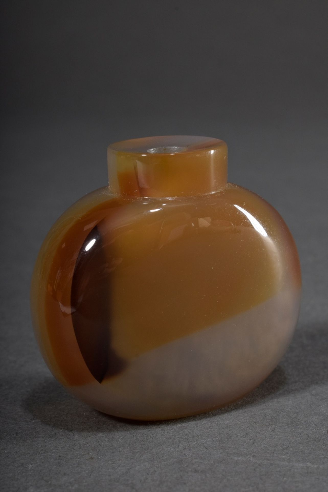 Agate snuffbottle with carved relief "Butterfly Catcher", China, 5x5,5cm - Image 2 of 4