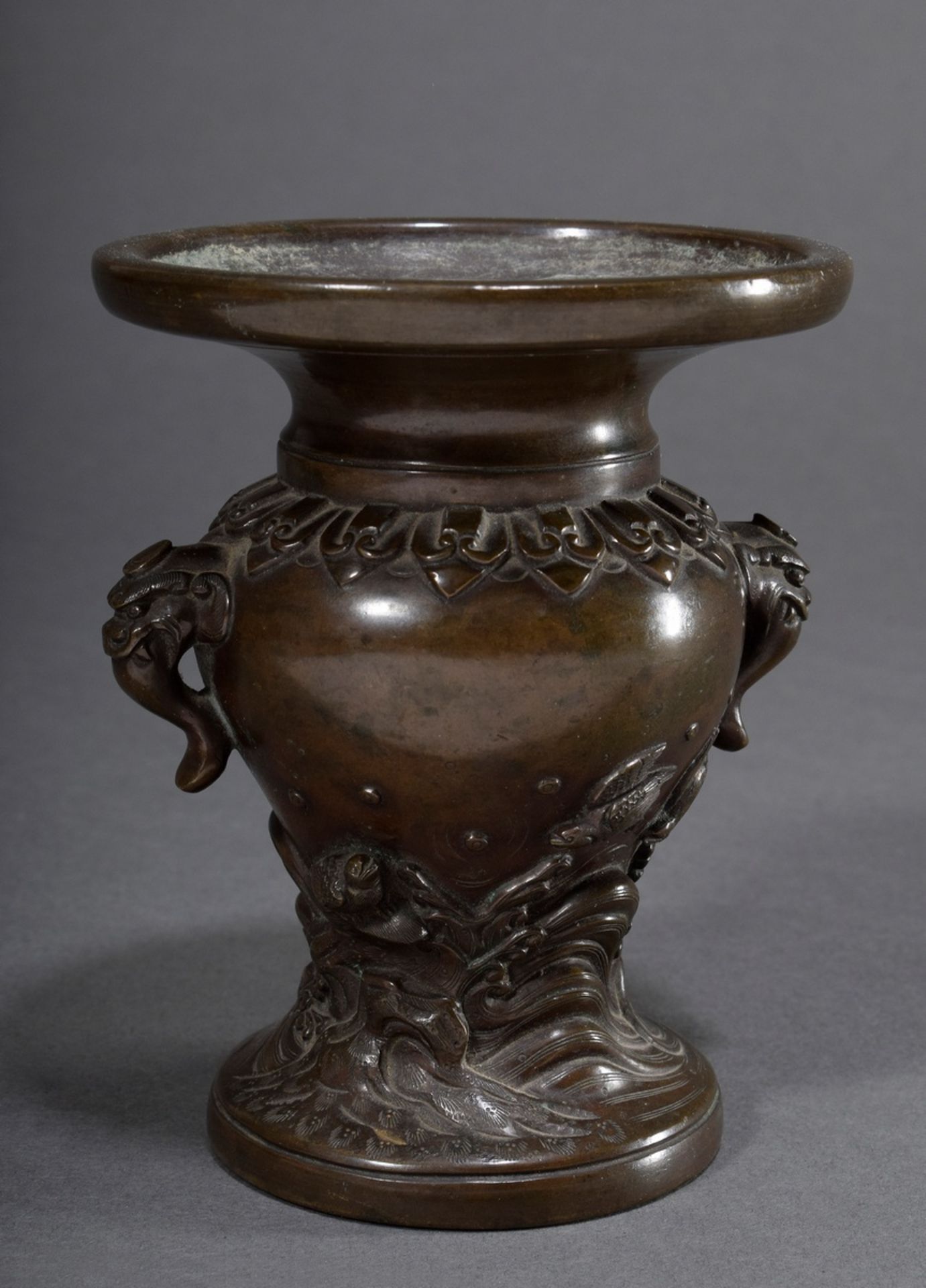 Kleine japanische Bronze Vase mit Reliefdekor "Chidori über Wellen" und zoomorphen Handhaben, um 19