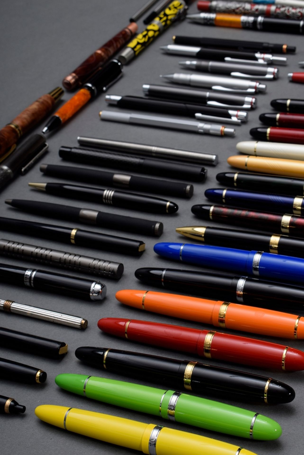 63 Diverse Schreibgeräte verschiedener  Hersteller, u.a. Rotring, Jinhao: 34 Füllfederhalter, 18 Ku