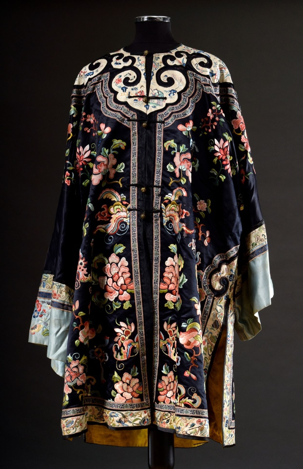 Chinese woman's jacket with flat and wedge embroidery "bats, flowers and butterflies" and "garden s