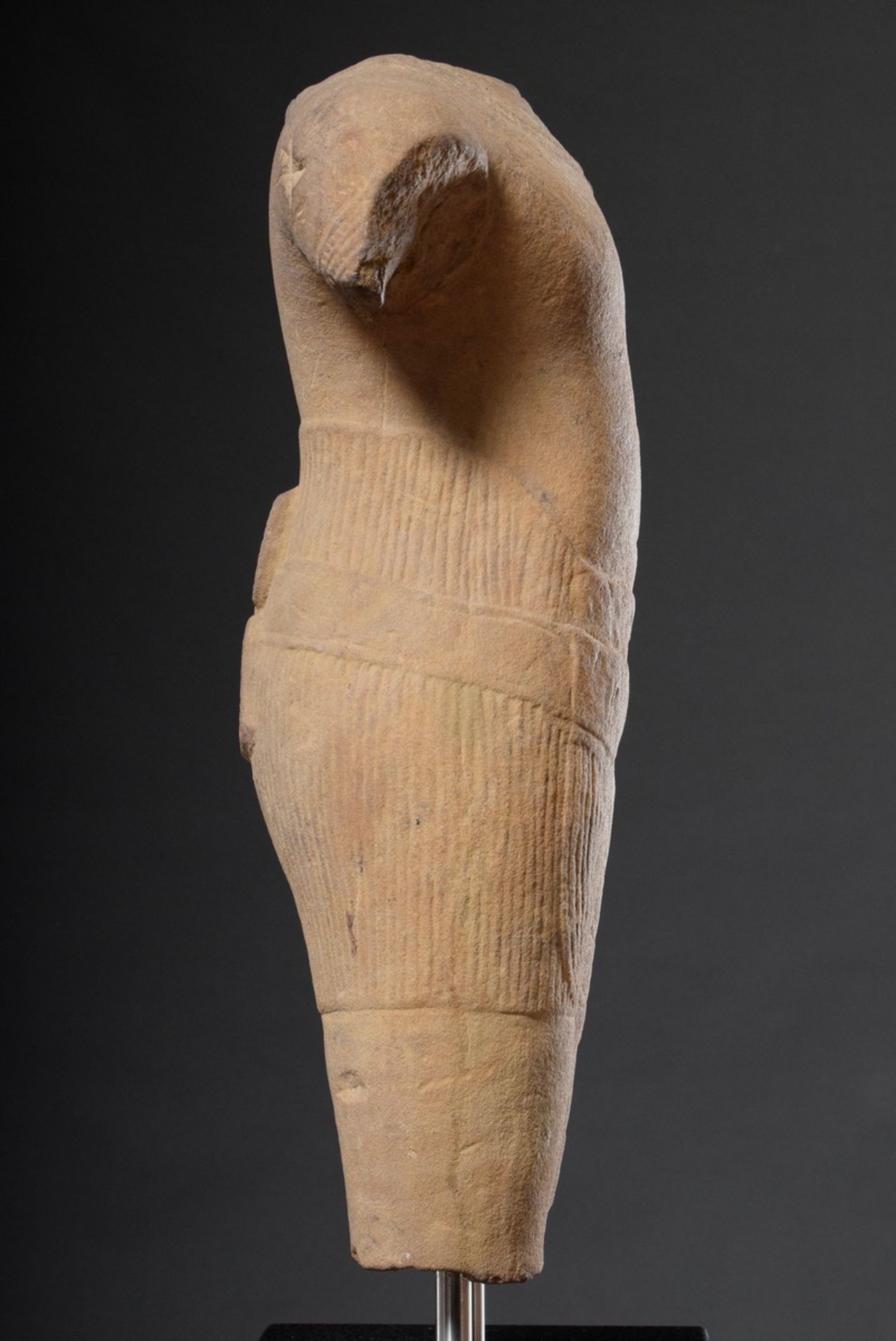 Sandstein Torso im Khmer Stil: schlanker männlicher Körper mit Schmuckcollier zwischen breiten Schu - Bild 5 aus 6