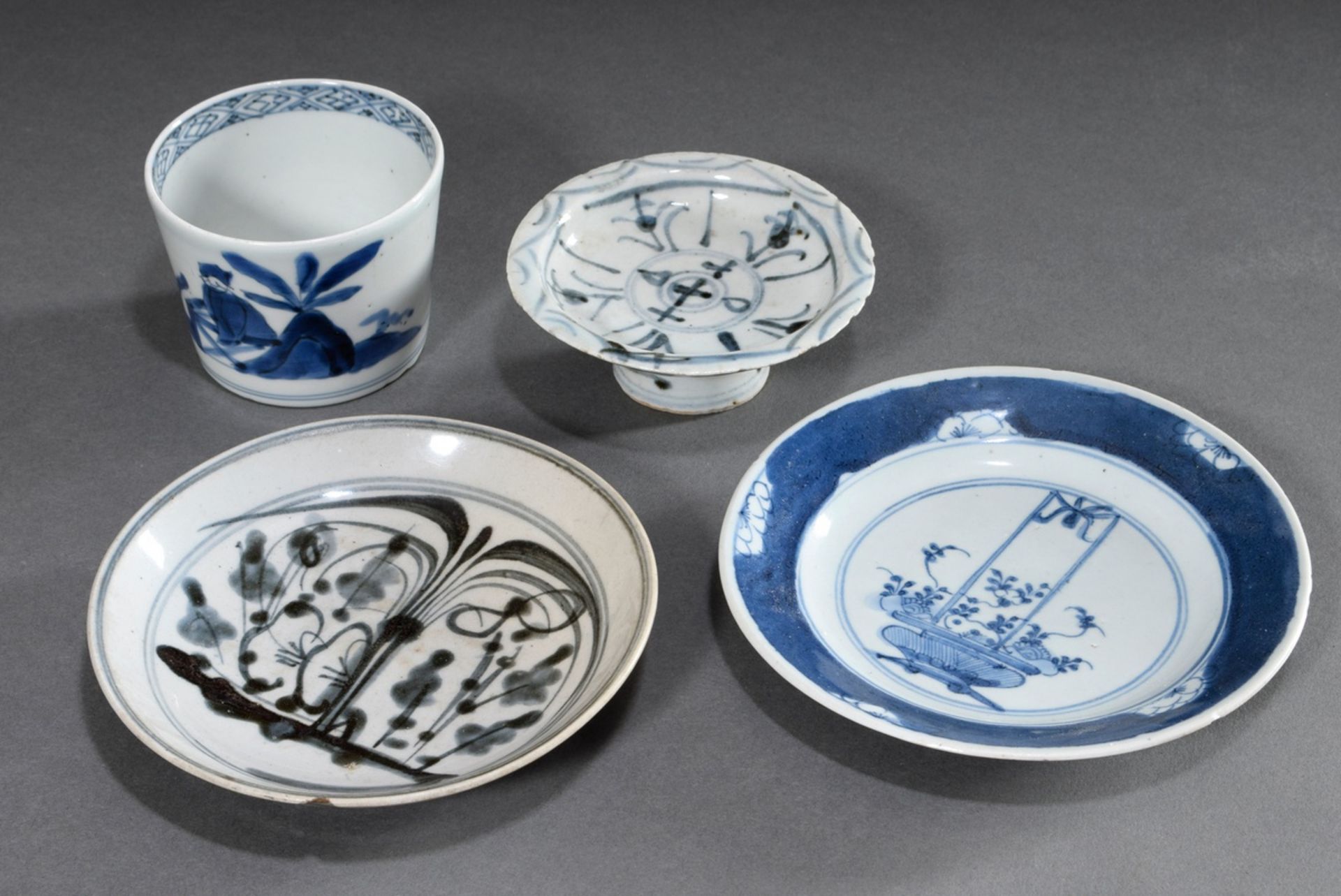 4 Various pieces of Asian porcelain with blue painting decoration: Japanese soba cup "Man in front 
