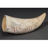 Scrimshaw „E Pluribus Unum“, Walzahn mit geschwärztem und rotgefärbtem Ritzdekor „Adler, Spruchband