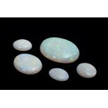 5 Diverse ovale, ungefasste Edelopal Cabochons (zus. ca. 40.1ct/ 8,1g/9,7x13,5-21x29mm), Trocknungs