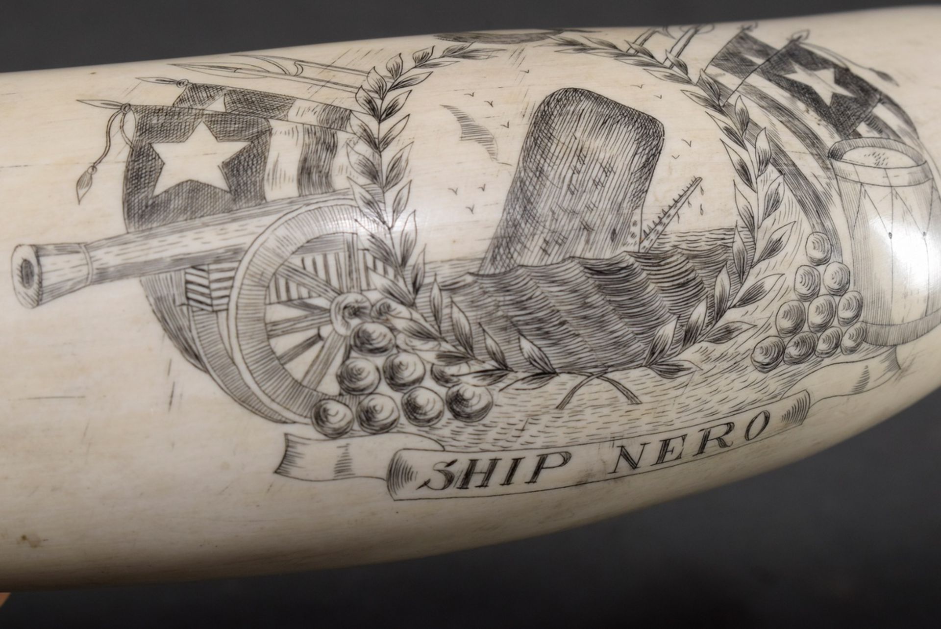 Scrimshaw „Ship Nero“, Walzahn mit geschwärztem Ritzdekor „Pottwal umringt von Lorbeerkranz, Walfan - Bild 4 aus 5