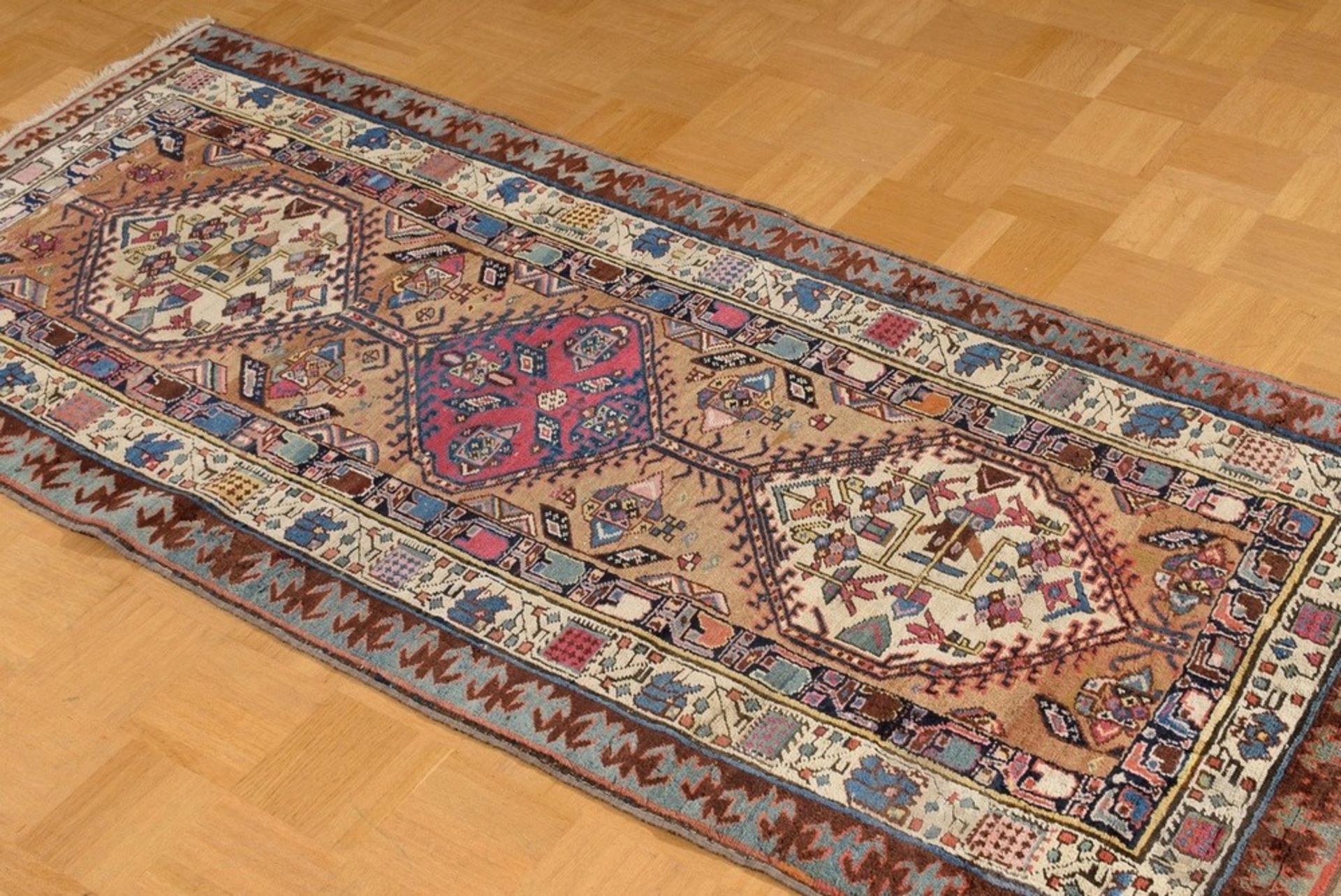 Serab carpet with a triple hexagonal-medallion and depictions of animals as well as a floral border - Image 2 of 6