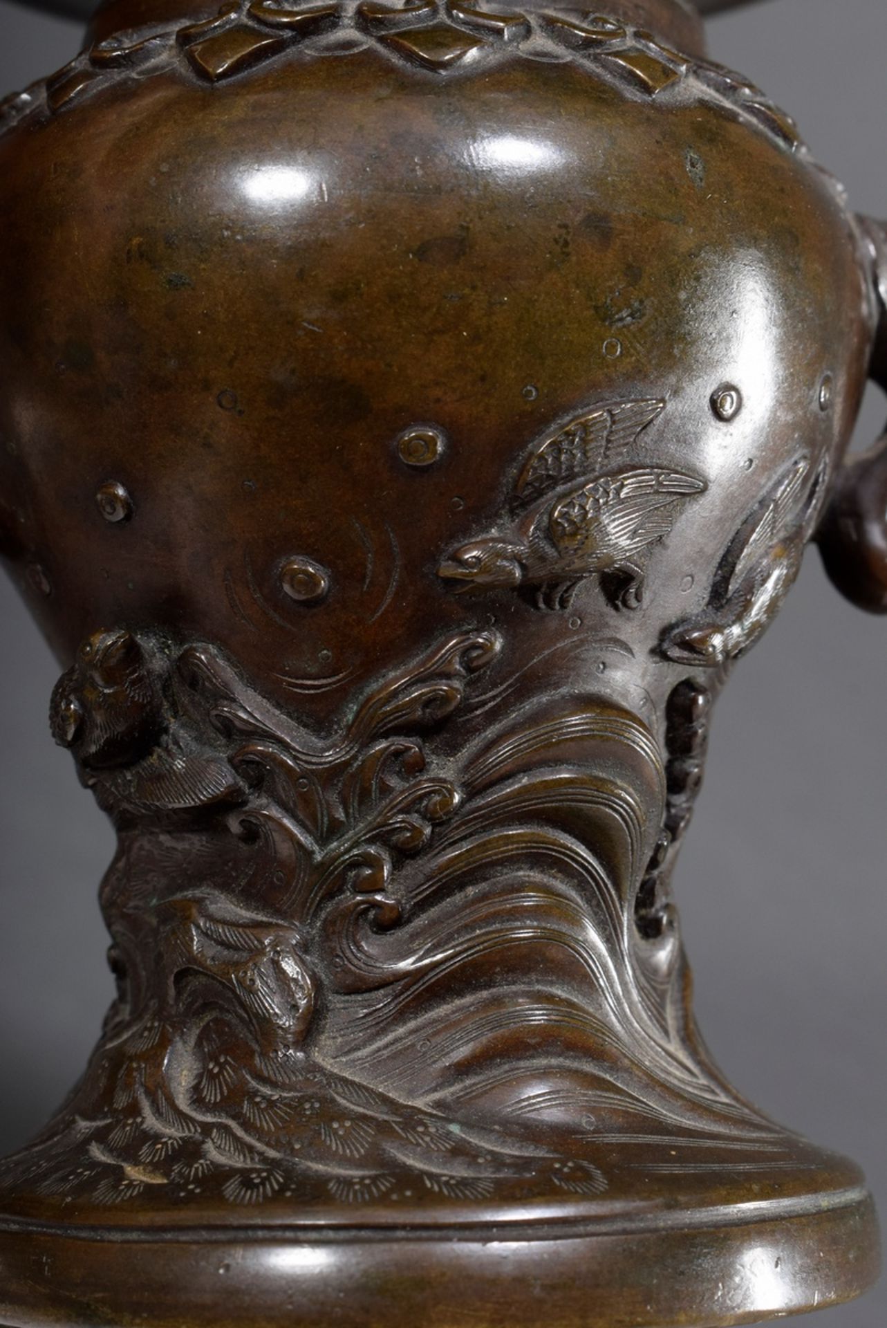 Kleine japanische Bronze Vase mit Reliefdekor "Chidori über Wellen" und zoomorphen Handhaben, um 19 - Bild 7 aus 8